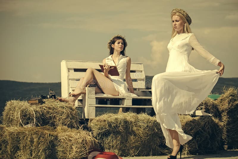 Meisjes die van zonnige dag op natuurlijke achtergrond genieten stock foto Meisjes die van zonnige dag op natuurlijke achtergrond genieten stock foto