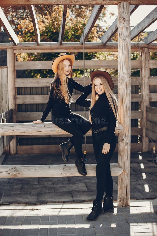Meisjes in een cowboyshoed op een boerderij stock afbeelding Meisjes in een cowboyshoed op een boerderij stock afbeelding