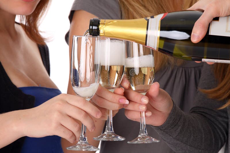 Meisjes en glazen met champagnewijn stock foto Meisjes en glazen met champagnewijn stock foto