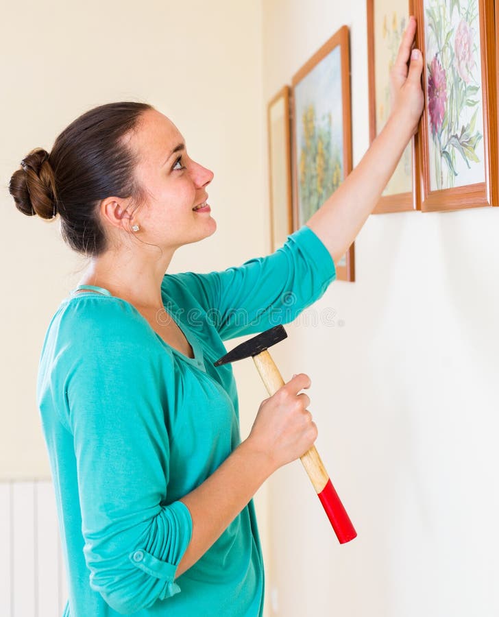 Meisjes Hangende Beelden In Kaders Op Muur Bij Huis Stock Foto Image Of Glimlach Amerikaans