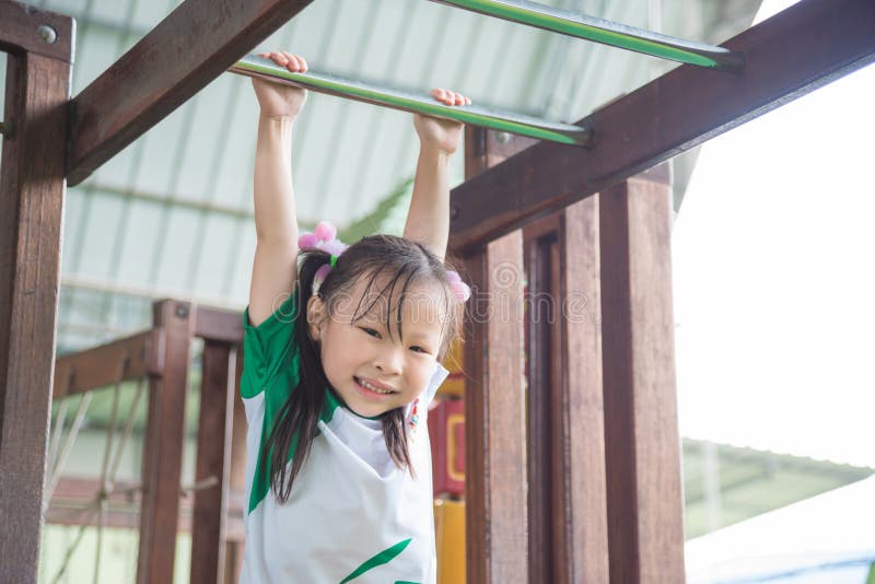 Meisjes het spelen en glimlachen in schoolspeelplaats royalty-vrije stock afbeelding Meisjes het spelen en glimlachen in schoolspeelplaats royalty-vrije stock afbeelding