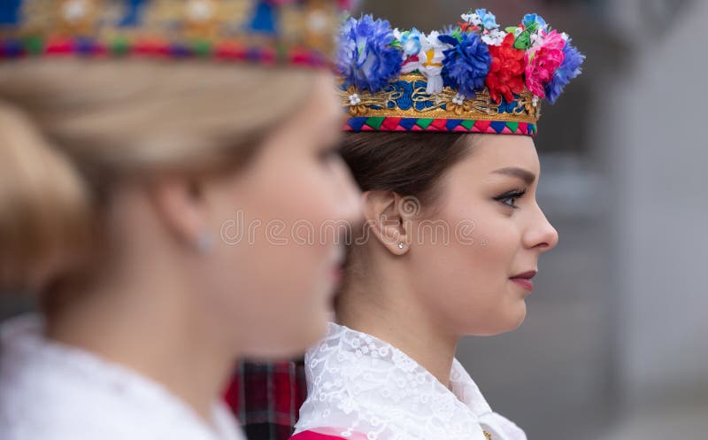 Meisjes in nationale Witrussische kleren stock afbeeldingen Meisjes in nationale Witrussische kleren stock afbeeldingen