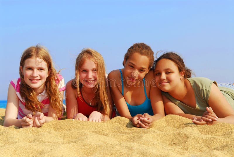 Meisjes Op Strand Stock Afbeelding Image Of Groep Zand 2764047