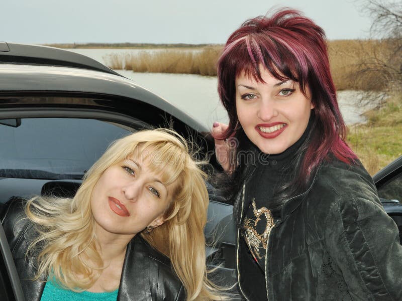 Meisjes op zeekust royalty-vrije stock afbeeldingen