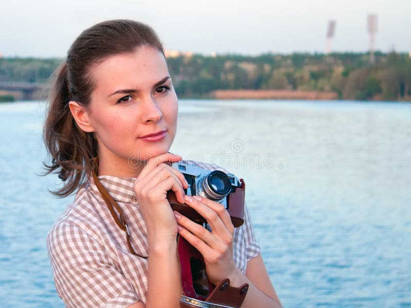Meisjesfotograaf met een oude camera stock foto Meisjesfotograaf met een oude camera stock foto