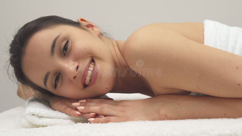 Meisjesglimlachen op de massagelijst royalty-vrije stock fotografie Meisjesglimlachen op de massagelijst royalty-vrije stock fotografie