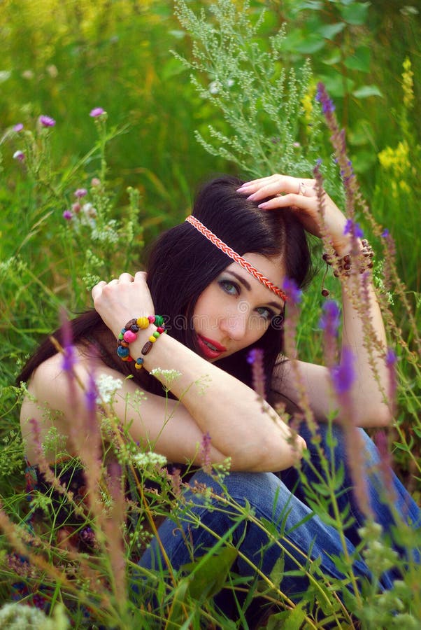 Meisjeshippie openlucht stellen Bohostijl, elegante boho stock foto Meisjeshippie openlucht stellen Bohostijl, elegante boho stock foto