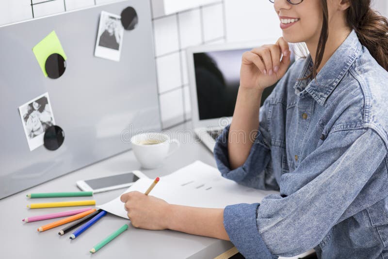 Meisjestekening op het werk stock foto Meisjestekening op het werk stock foto