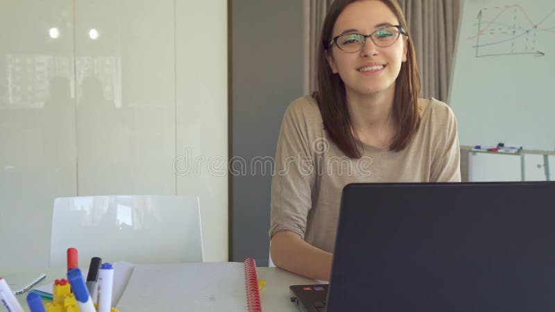 Meisjestypes op laptop op het kantoor royalty-vrije stock afbeelding Meisjestypes op laptop op het kantoor royalty-vrije stock afbeelding