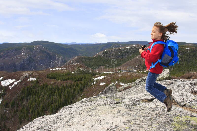 Meisjeswandelaar die en het landschap van schoonheidsbergen in Quebec springen bewonderen royalty-vrije stock foto Meisjeswandelaar die en het landschap van schoonheidsbergen in Quebec springen bewonderen royalty-vrije stock foto