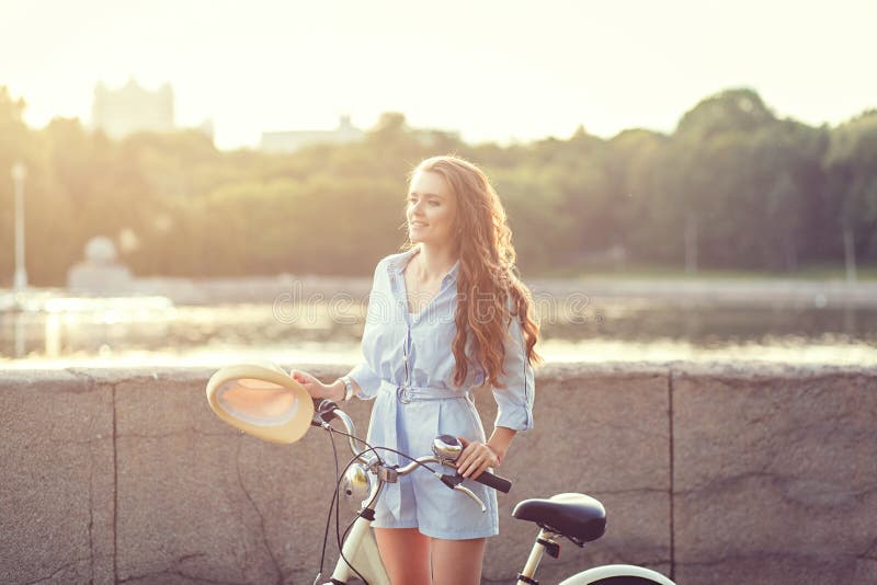 Meisjeszitting naast fiets stock afbeelding Meisjeszitting naast fiets stock afbeelding