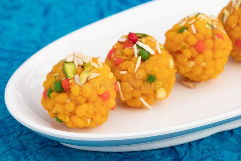 Am meisten genossen indischen mithai jodhpuri ladoo auch genannt boondi oder bundi laddu mit pista badam in weiß Tablett dekoriert lizenzfreie stockbilder
