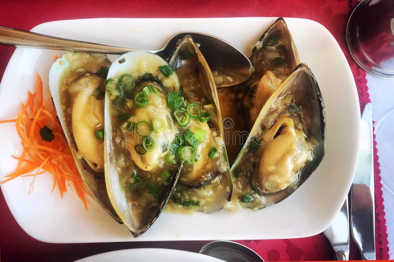 Mejillones cocidos en una placa imágenes de archivo libres de regalías Mejillones cocidos en una placa imágenes de archivo libres de regalías