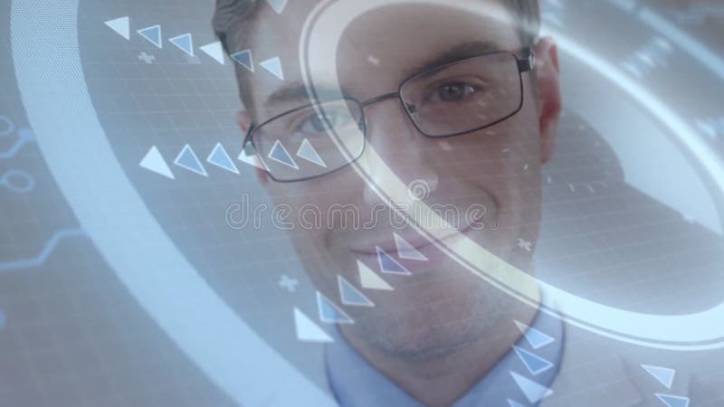 Mejla med glasögon som interagerar med animering på det framtida digitala gränssnittet lager videofilmer
