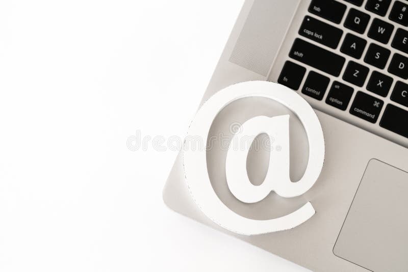 Mejlsymbol på ett begrepp för bärbar datordatortangentbord för email, kommunikation eller kontakt oss royaltyfria foton Mejlsymbol på ett begrepp för bärbar datordatortangentbord för email, kommunikation eller kontakt oss royaltyfria foton