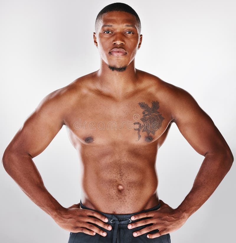 Mejor que tu café. retrato de estudio de un joven apuesto sin camisa posando sobre un fondo blanco.
