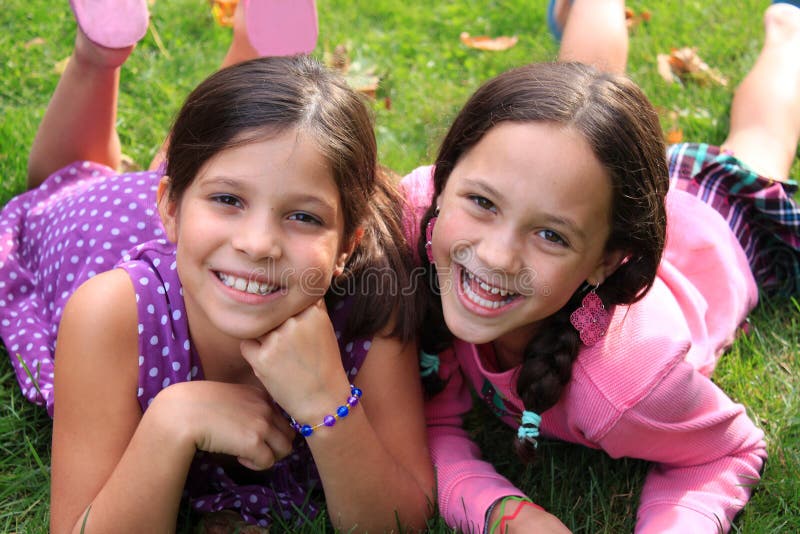 Mejores amigos o hermanas fotografía de archivo libre de regalías Mejores amigos o hermanas fotografía de archivo libre de regalías