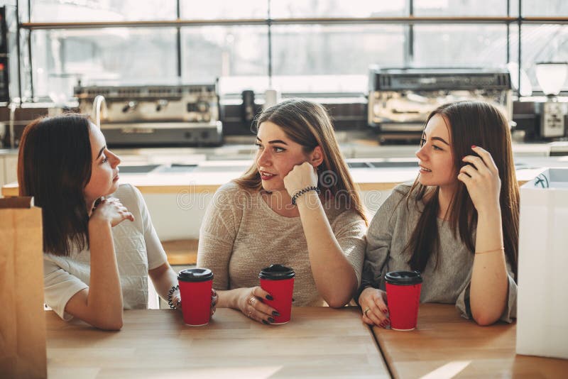 Mejores amigos que hablan sentarse en el café fotografía de archivo libre de regalías Mejores amigos que hablan sentarse en el café fotografía de archivo libre de regalías