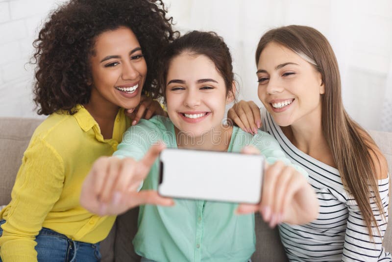 Mejores amigos que hacen las fotos en smartphone en casa fotos de archivo libres de regalías Mejores amigos que hacen las fotos en smartphone en casa fotos de archivo libres de regalías