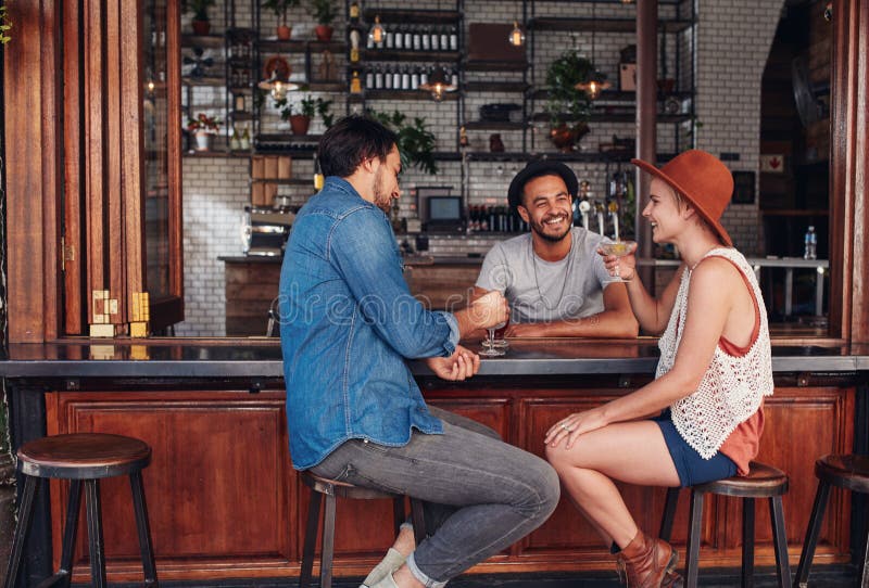 Mejores amigos que se encuentran en una cafetería fotografía de archivo Mejores amigos que se encuentran en una cafetería fotografía de archivo