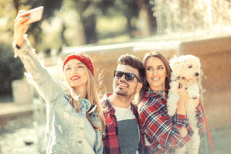Mejores amigos que toman el selfie al aire libre imagen de archivo libre de regalías Mejores amigos que toman el selfie al aire libre imagen de archivo libre de regalías
