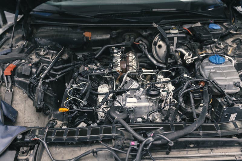Mekaniker som arbetar på motorreparationer royaltyfria foton Mekaniker som arbetar på motorreparationer royaltyfria foton