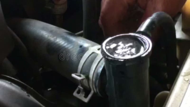 Mekaniker som kontrollerar reparation för försämring för motor för bilelement överhettande