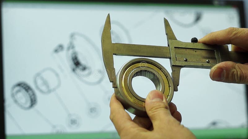 Mekanikern väljer ett lager som stämmer överens en teckning