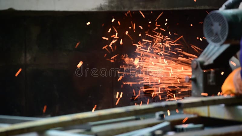 Mekaniska arbetsmän skär tålar av tungt stålstål, metallkvarn svetsning, gnistbearbetningsindustri
