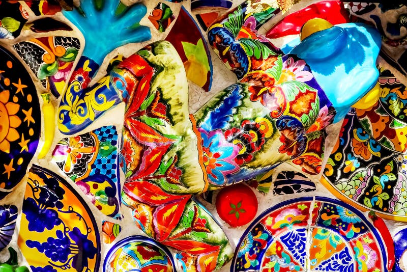 Meksyk, Queretaro miasto - Styczeń 2, 2019: Tradycyjna Meksykańska ceramika w pamiątkarskim sklepie obraz stock