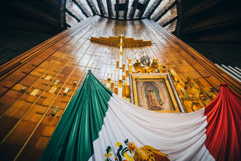 MEKSYK, WRZESIEŃ - 20: Krzyżuje przy bazyliką nasz dama Guadalupe, wizerunek dziewica Guadalupe i Meksykańska flaga
