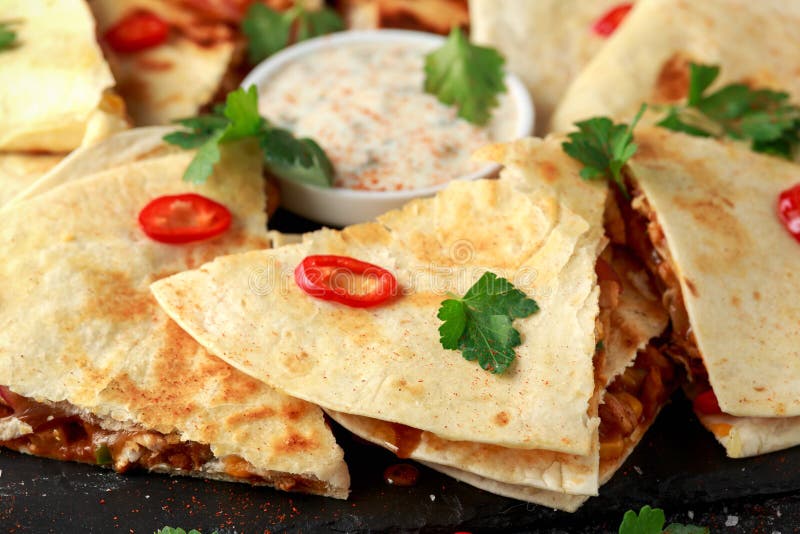 Meksykański quesadilla z kurczakiem, ser, pieprze, jogurtu upad i chili, zdjęcia royalty free Meksykański quesadilla z kurczakiem, ser, pieprze, jogurtu upad i chili, zdjęcia royalty free