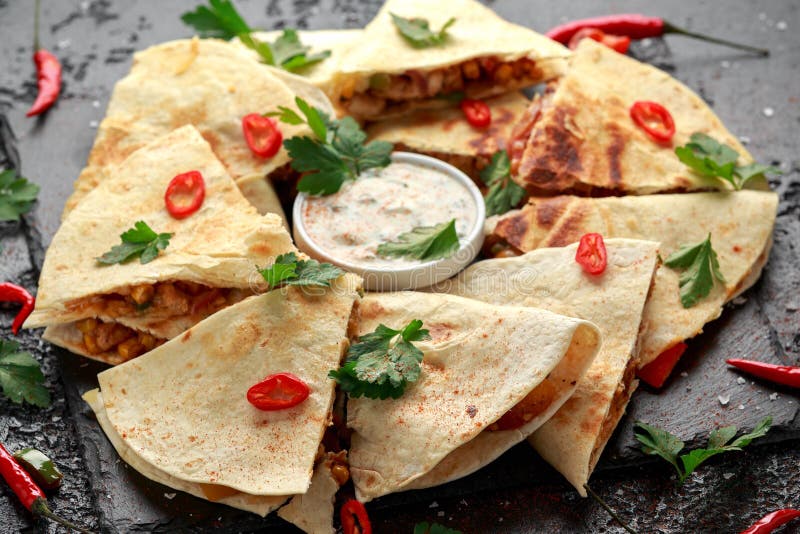 Meksykański quesadilla z kurczakiem, ser, pieprze, jogurtu upad i chili, obrazy royalty free Meksykański quesadilla z kurczakiem, ser, pieprze, jogurtu upad i chili, obrazy royalty free