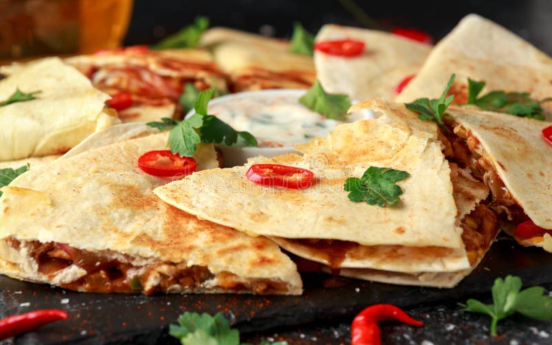 Meksykański quesadilla z kurczakiem, ser, pieprze, jogurtu upad i chili, zdjęcia royalty free Meksykański quesadilla z kurczakiem, ser, pieprze, jogurtu upad i chili, zdjęcia royalty free
