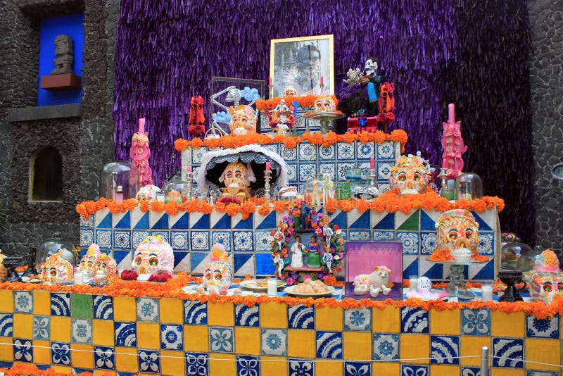 Meksykańskich kolorowych czaszek Kośca Dias De Los Muertos ołtarzowy dzień śmiertelny nieboszczyk fotografia stock Meksykańskich kolorowych czaszek Kośca Dias De Los Muertos ołtarzowy dzień śmiertelny nieboszczyk fotografia stock
