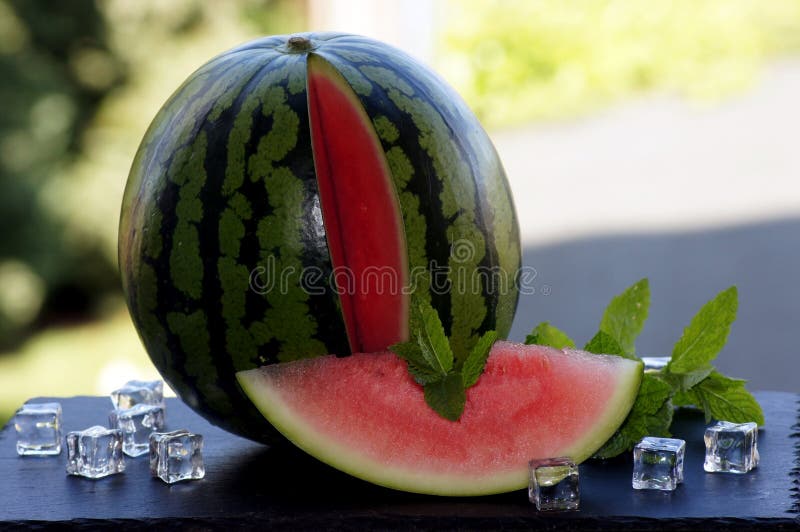 Melancia com cubos de gelo e a hortel? fresca imagens de stock