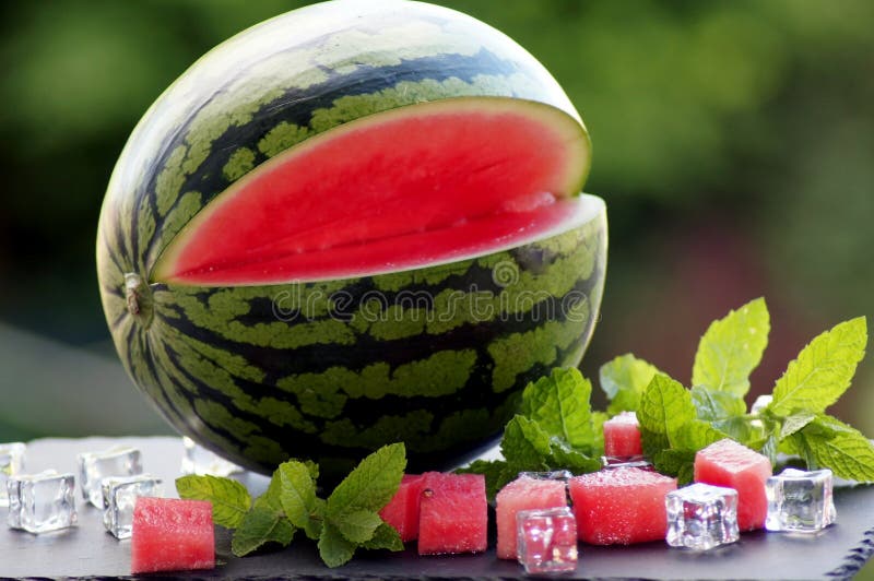 Melancia com cubos de gelo e a hortel? fresca imagem de stock