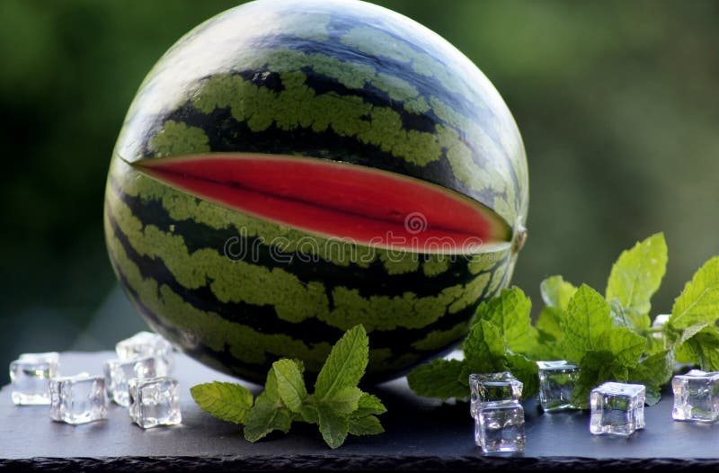 Melancia com cubos de gelo e a hortel? fresca imagem de stock royalty free