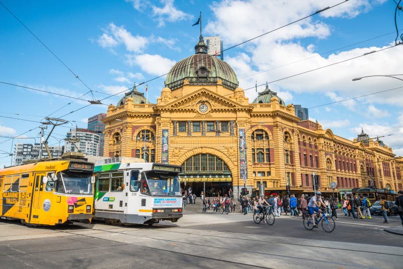 Melbourne, AUSTRALIA - AUGUSTI 22 2015: Gatordstation i Flinders och en ikonisk landmark i centrala Melbourne, Australien arkivfoton Melbourne, AUSTRALIA - AUGUSTI 22 2015: Gatordstation i Flinders och en ikonisk landmark i centrala Melbourne, Australien arkivfoton