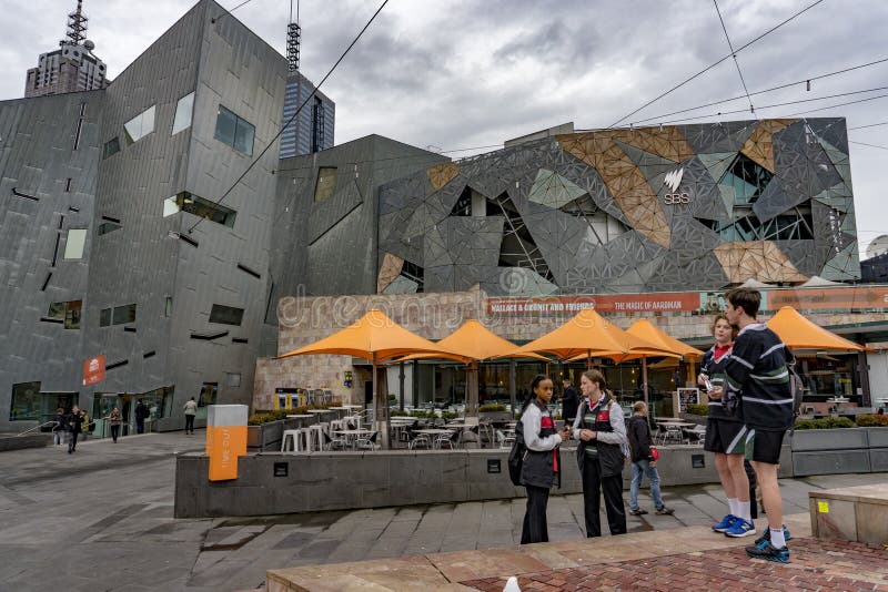 MELBOURNE, AUSTRALIA - 15 de agosto de 2017 - turista y los estudiantes en la federación ajusta imagenes de archivo MELBOURNE, AUSTRALIA - 15 de agosto de 2017 - turista y los estudiantes en la federación ajusta imagenes de archivo
