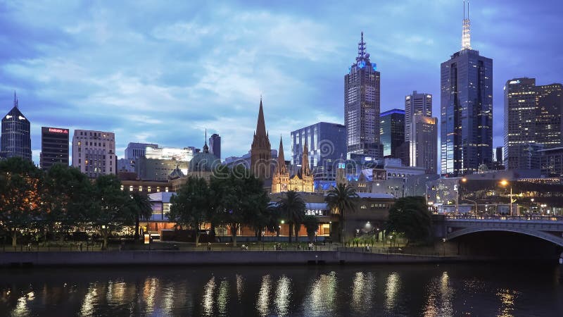 MELBOURNE, AUSTRALIA-NOVEMBER, 12, 2016 : nuit tirée du centre de rivière et de Melbourne de yarra image libre de droits MELBOURNE, AUSTRALIA-NOVEMBER, 12, 2016 : nuit tirée du centre de rivière et de Melbourne de yarra image libre de droits