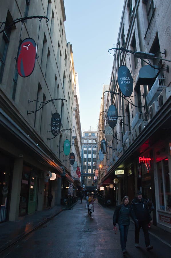 MELBOURNE, AUSTRALIE - 29 JUILLET 2018 : Degrave laneway au centre de la ville de Melbourne pendant le matin avec des touristes s photographie stock MELBOURNE, AUSTRALIE - 29 JUILLET 2018 : Degrave laneway au centre de la ville de Melbourne pendant le matin avec des touristes s photographie stock