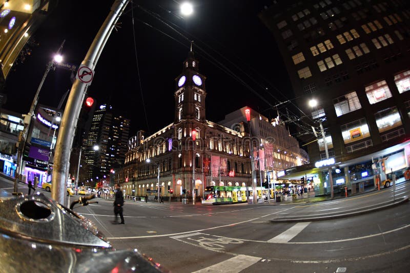MELBOURNE, AUSTRÁLIA, o 16 de agosto de 2017 - as ruas de Melbourne traficam, local e turista na noite fotografia de stock royalty free MELBOURNE, AUSTRÁLIA, o 16 de agosto de 2017 - as ruas de Melbourne traficam, local e turista na noite fotografia de stock royalty free