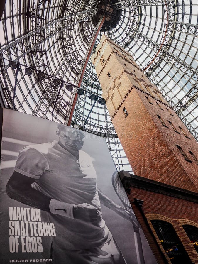 Melbourne centrali strzału wierza z ogromną reklamą Roger Federer fotografia stock Melbourne centrali strzału wierza z ogromną reklamą Roger Federer fotografia stock