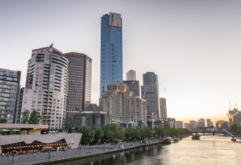 MELBOURNE - OKTOBER 2015: Southbankhorizon bij nacht De stad a royalty-vrije stock afbeeldingen MELBOURNE - OKTOBER 2015: Southbankhorizon bij nacht De stad a royalty-vrije stock afbeeldingen