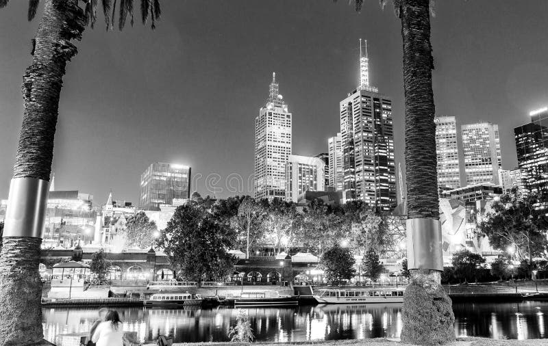 MELBOURNE - OKTOBER 2015: Zwart-witte stadshorizon bij nacht stock foto MELBOURNE - OKTOBER 2015: Zwart-witte stadshorizon bij nacht stock foto