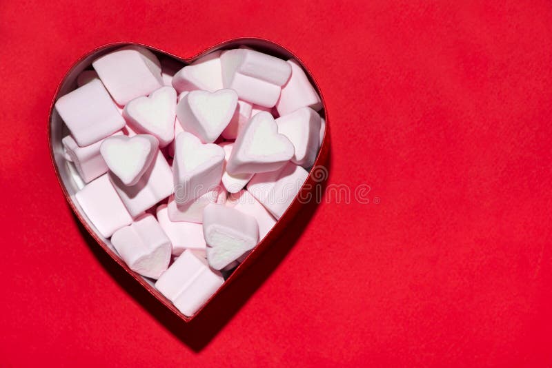Melcochas de los corazones del caramelo del día de tarjetas del día de San Valentín en caja sobre backgro rojo imagen de archivo libre de regalías Melcochas de los corazones del caramelo del día de tarjetas del día de San Valentín en caja sobre backgro rojo imagen de archivo libre de regalías
