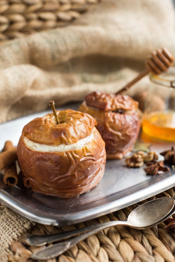 Mele al forno farcite con frutta secca, i dadi e la ricotta, miele, cannella primo piano, orizzontale immagine stock libera da diritti Mele al forno farcite con frutta secca, i dadi e la ricotta, miele, cannella primo piano, orizzontale immagine stock libera da diritti