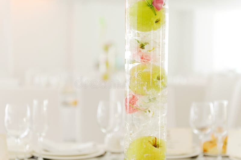 Mele e fiori in vaso fotografia stock libera da diritti