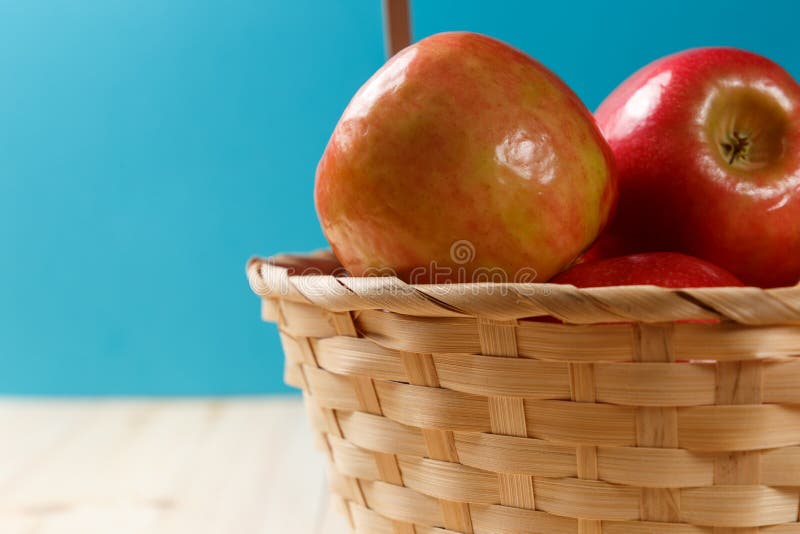 Mele rosse mature in un canestro su un di legno luminoso fotografia stock libera da diritti Mele rosse mature in un canestro su un di legno luminoso fotografia stock libera da diritti